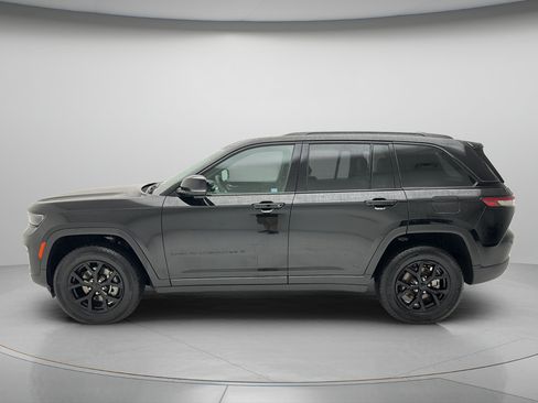 Used 2025 Jeep Grand Cherokee Altitude AWD/4WD image 7
