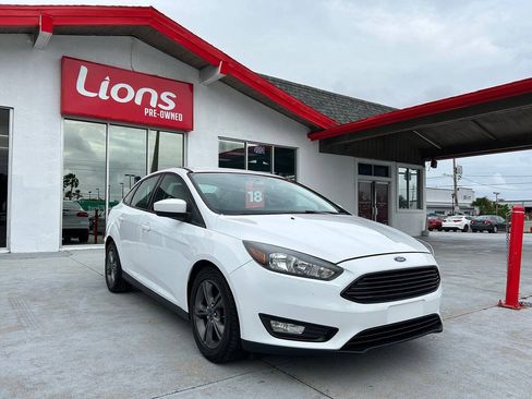 Used 2018 Ford Focus SE w/ SE Appearance Package FWD image 2