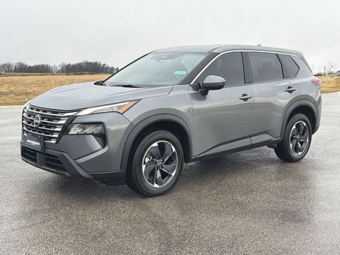 Used 2024 Nissan Rogue SV image 3