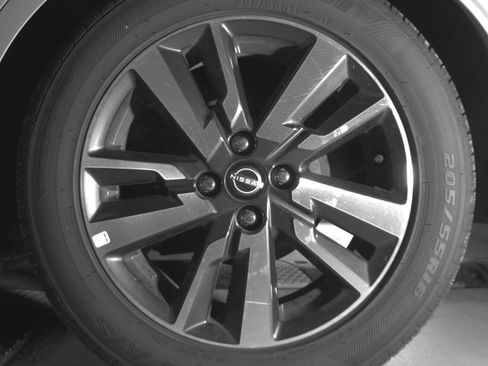 Used 2025 Nissan Versa SV image 14