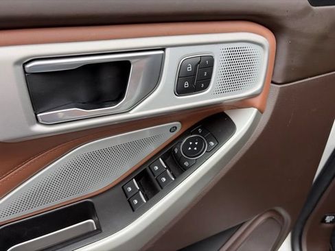 Used 2022 Ford Explorer King Ranch w/ Premium Technology Package AWD/4WD image 17