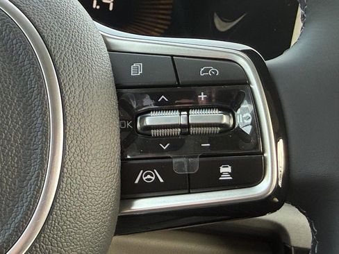 New 2026 Kia Carnival EX FWD image 11
