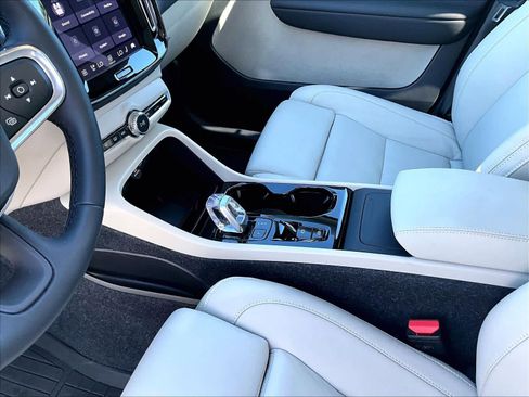 Used 2026 Volvo XC40 B5 Plus w/ Protection Package Premier image 19