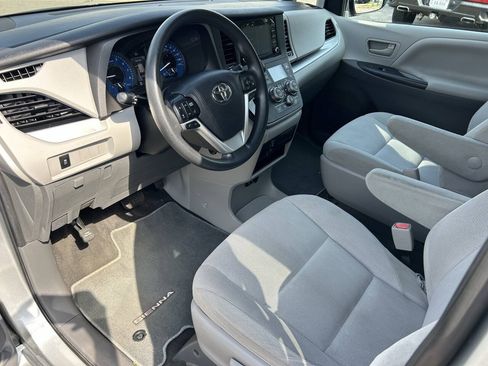 Used 2020 Toyota Sienna L FWD image 21