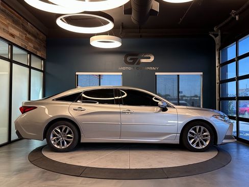 Used 2019 Toyota Avalon XLE w/ Moonroof Package image 2