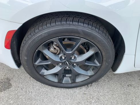 Used 2025 Chrysler Pacifica Limited FWD image 9