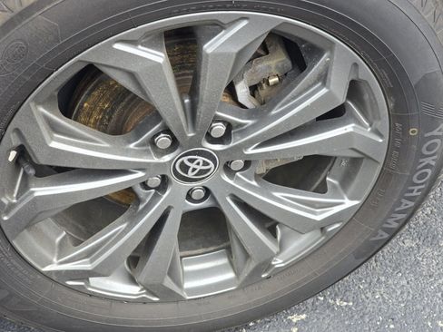 Used 2022 Toyota RAV4 XLE Premium image 17