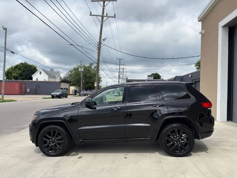 Used 2018 Jeep Grand Cherokee Altitude AWD/4WD image 3