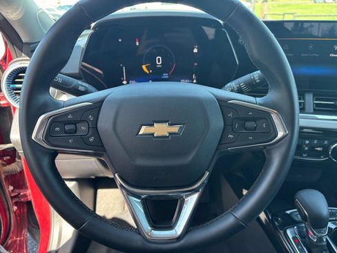 Used 2025 Chevrolet Trax LT w/ LT Convenience Package FWD image 27
