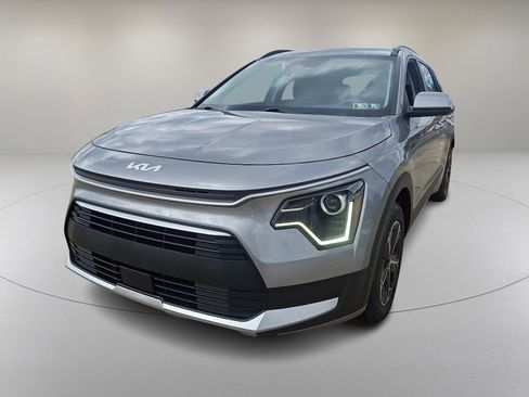 Used 2023 Kia Niro EX image 4