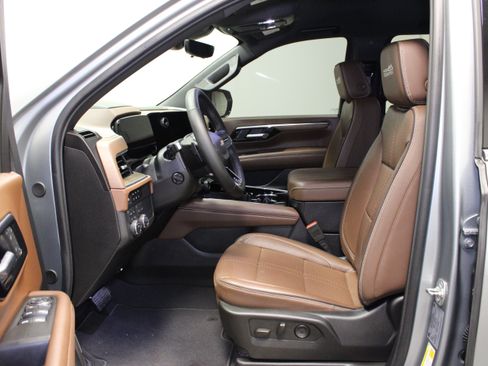 Used 2025 Chevrolet Suburban High Country AWD/4WD image 19