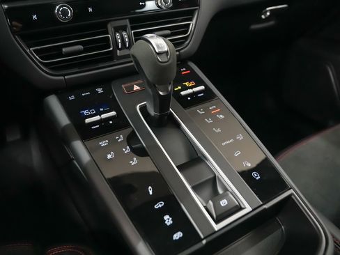 New 2026 Porsche Macan GTS image 33