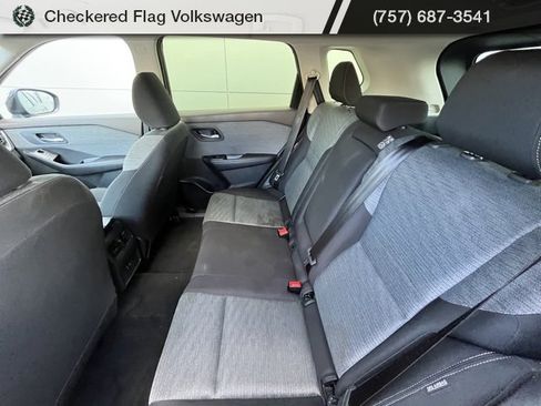 Used 2023 Nissan Rogue SV image 3