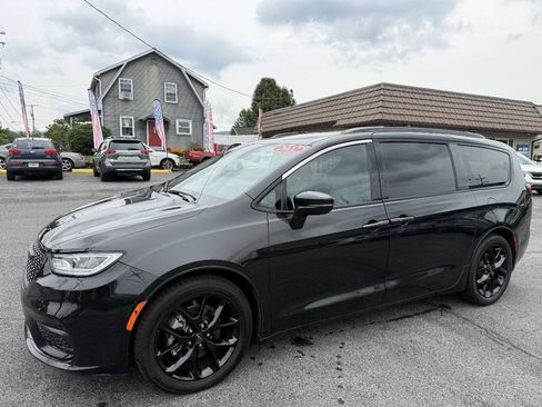 Used 2022 Chrysler Pacifica Touring-L w/ S Appearance Package FWD image 2