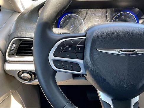 Used 2023 Chrysler Pacifica Touring-L FWD image 18