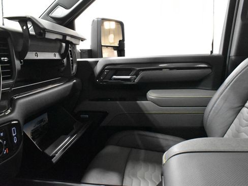 Used 2025 Chevrolet Silverado 2500 ZR2 w/ Technology Package image 21