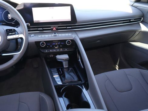 Used 2024 Hyundai Elantra SEL w/ Convenience Package image 11