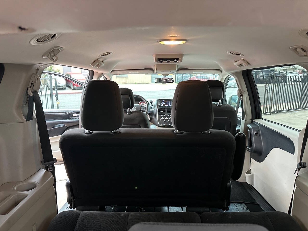 Used 2018 Dodge Grand Caravan SE w/ UConnect Hands-Free Group FWD image 13