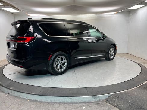 Used 2022 Chrysler Pacifica Limited image 5