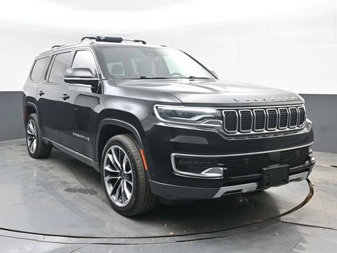 Used 2022 Jeep Wagoneer Series III w/ Premium Group I AWD/4WD image 2