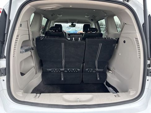 Used 2023 Chrysler Pacifica Touring-L image 29