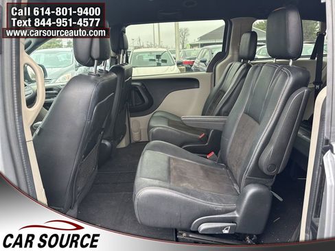 Used 2019 Dodge Grand Caravan SXT image 18