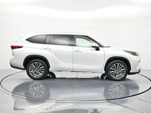 Used 2022 Toyota Highlander Platinum FWD image 4