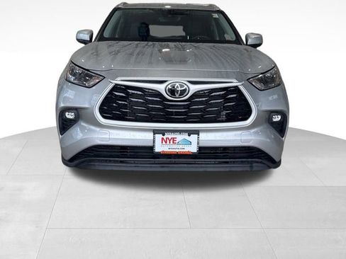 Used 2025 Toyota Highlander AWD image 6