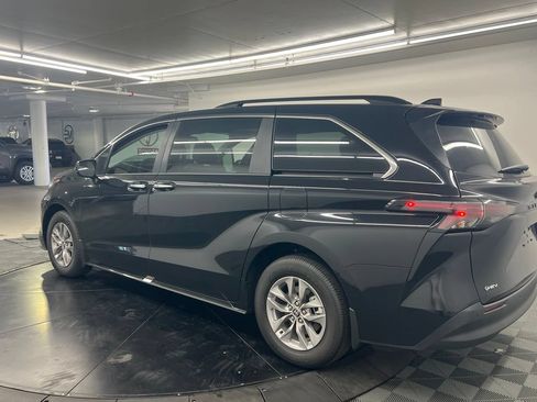 Used 2026 Toyota Sienna XLE FWD image 4