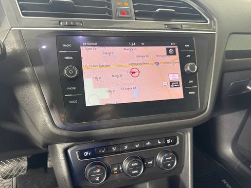 Used 2018 Volkswagen Tiguan SEL Premium image 19