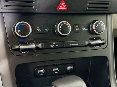 Used 2023 Kia Carnival LX image 15