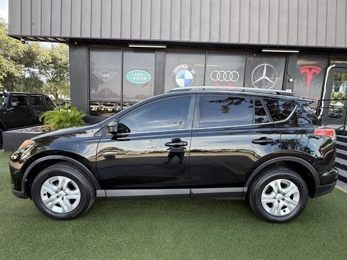 Used 2017 Toyota RAV4 LE FWD image 7