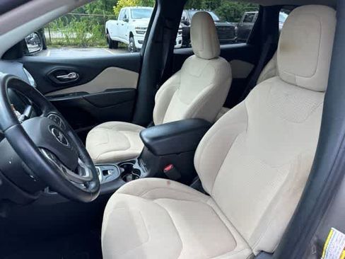 Used 2017 Jeep Cherokee Latitude w/ Comfort/Convenience Group AWD/4WD image 3