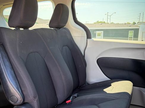 Used 2019 Chrysler Pacifica L FWD image 22