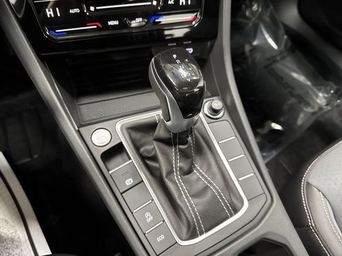 Used 2025 Volkswagen Jetta SE w/ Sunroof Package image 21