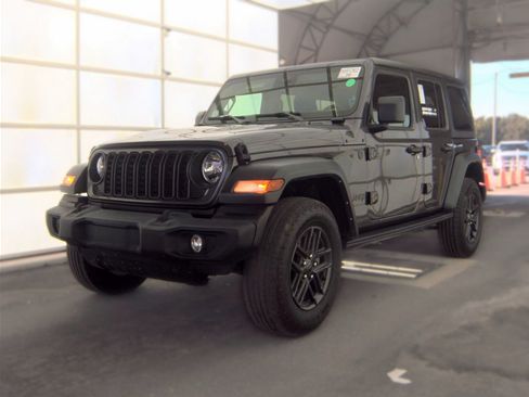 Used 2024 Jeep Wrangler Unlimited Sport AWD/4WD image 4