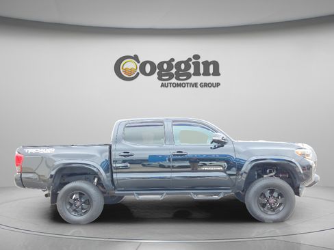 Used 2018 Toyota Tacoma TRD Sport w/ Technology Package image 7