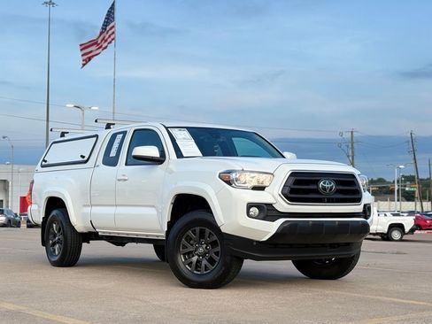 Used 2022 Toyota Tacoma SR5 AWD/4WD image 2