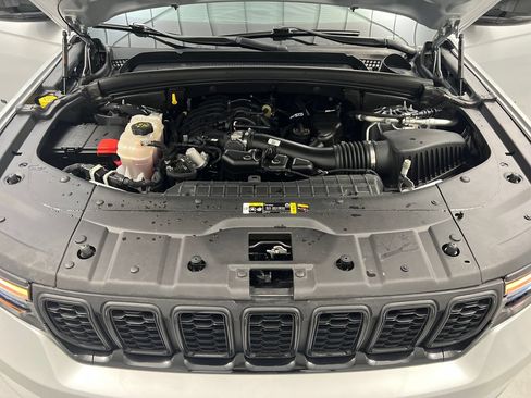 Used 2025 Jeep Grand Cherokee Altitude AWD/4WD image 74