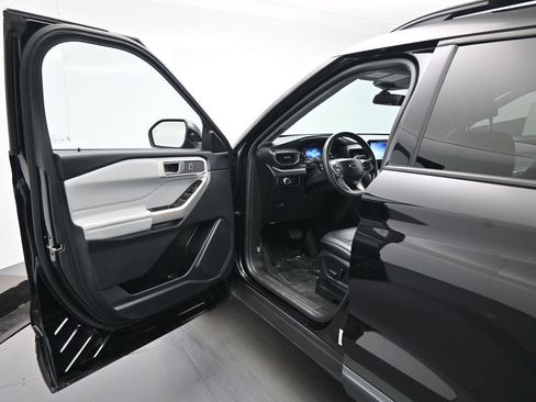 Certified 2023 Ford Explorer XLT w/ Equipment Group 202A image 9