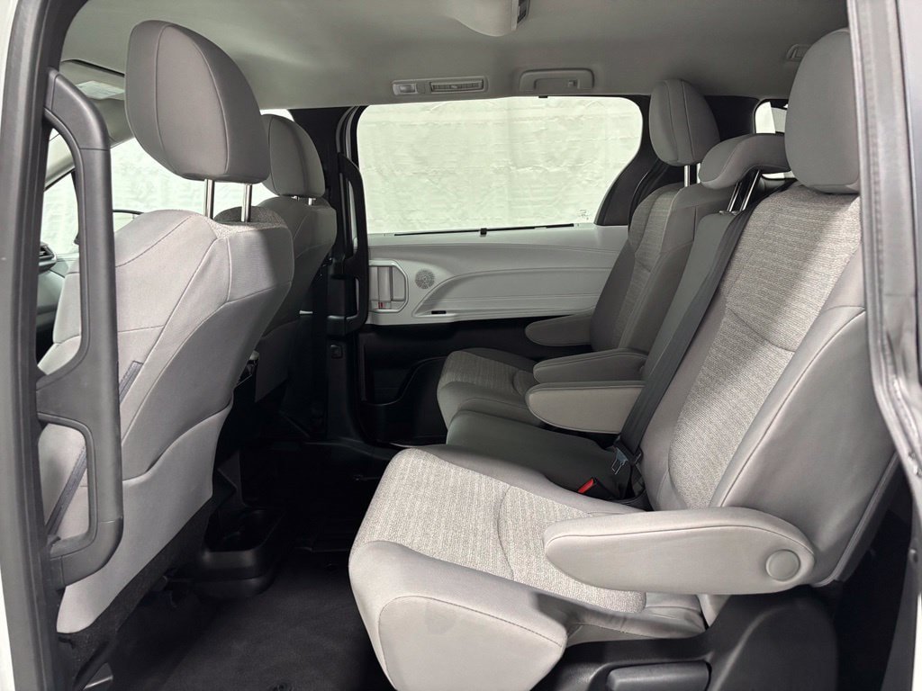 Used 2026 Toyota Sienna LE FWD image 50