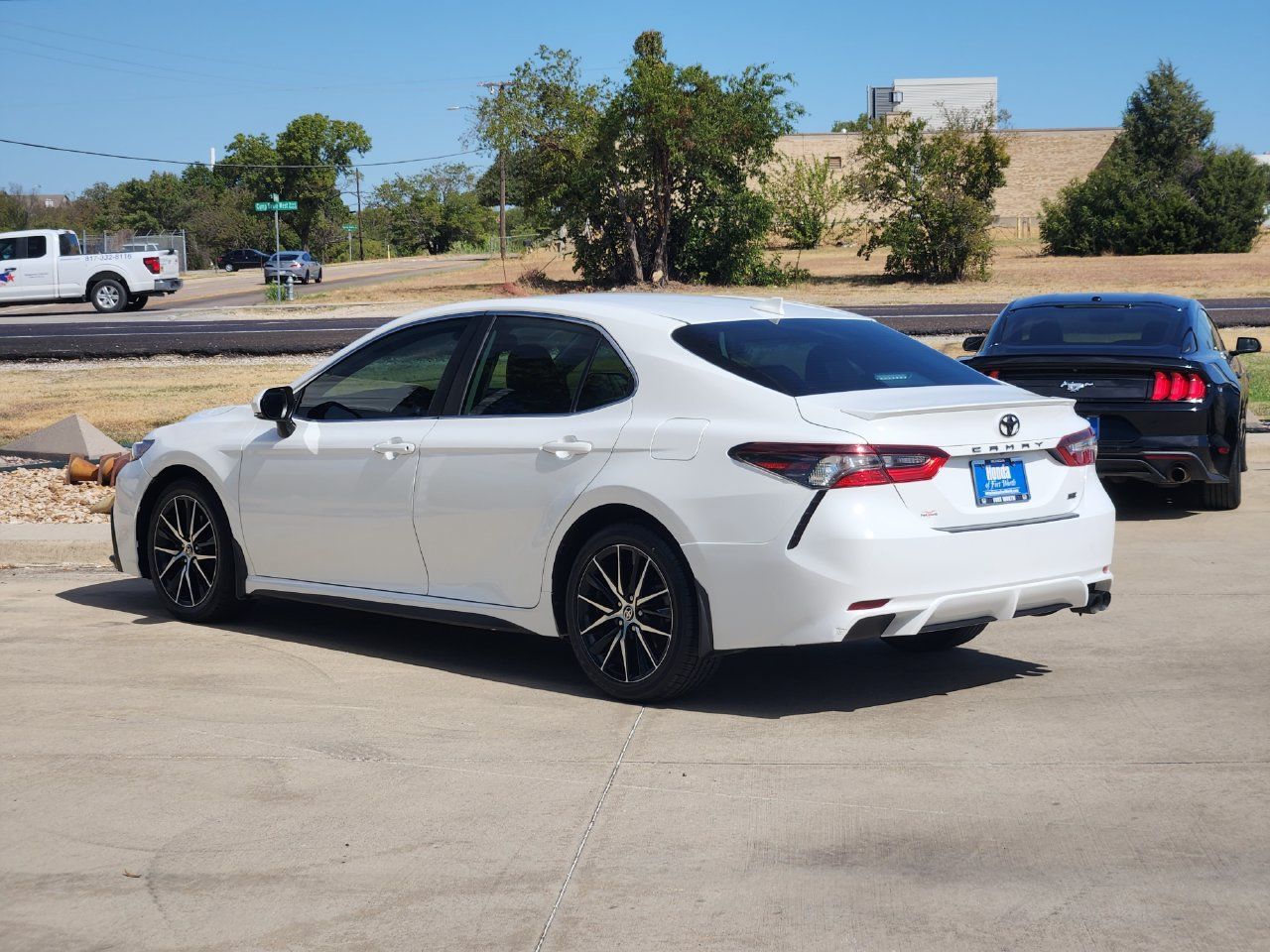 Used 2023 Toyota Camry SE w/ Convenience Package FWD image 7