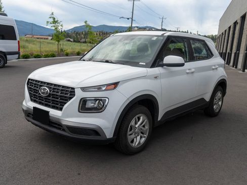 Used 2021 Hyundai Venue SE FWD image 3