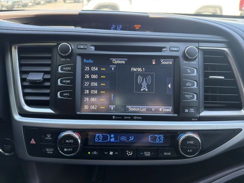 Used 2018 Toyota Highlander XLE image 23