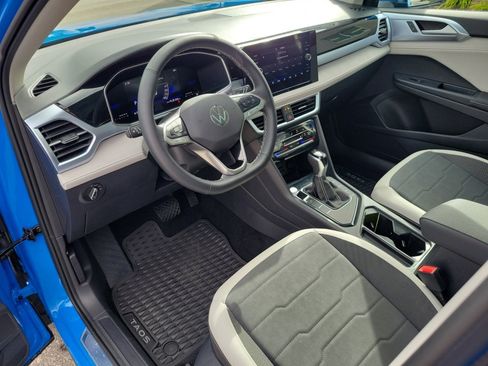 Certified 2025 Volkswagen Taos SE w/ Panoramic Sunroof Package image 34