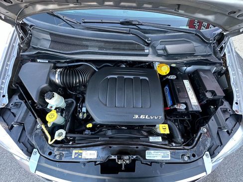 Used 2015 Chrysler Town & Country Limited image 30