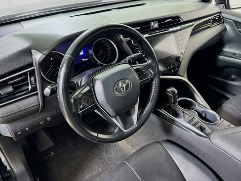 Used 2020 Toyota Camry XLE image 11