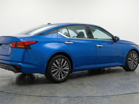 Used 2025 Nissan Altima 2.5 SV image 9