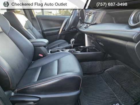 Used 2018 Toyota RAV4 SE image 43