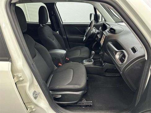 Used 2023 Jeep Renegade Latitude image 13